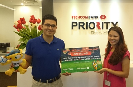 Được xem bán kết World Cup nhờ "quẹt thẻ" - 1 Anh Trần Quốc Việt (trái) nhận giải thưởng đặc biệt