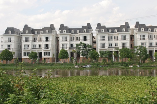 Làng Pháp bỏ hoang và nỗi ám ảnh dân giàu Hà Nội - 2 Sau thời gian dài không có người tới ở, thậm chí các chủ nhân không tới nhận nhà.