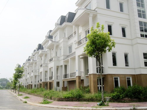 Làng Pháp bỏ hoang và nỗi ám ảnh dân giàu Hà Nội - 3 Những dãy nhà san sát vắng bóng người