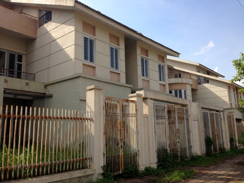 Làng Pháp bỏ hoang và nỗi ám ảnh dân giàu Hà Nội - 5 Những căn biệt thự tiền tỷ cửa sắt hoen rỉ không bóng người