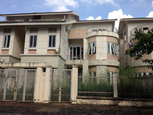 Làng Pháp bỏ hoang và nỗi ám ảnh dân giàu Hà Nội - 6 Cỏ mọc um tùm cao quá đầu người