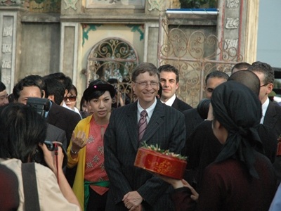 Bill Gates không có "cửa" vào Việt Nam làm việc - 1 Theo quy định mới, Bill Gates cũng không được làm việc tại Việt Nam. Ảnh: Hồng Vĩnh.