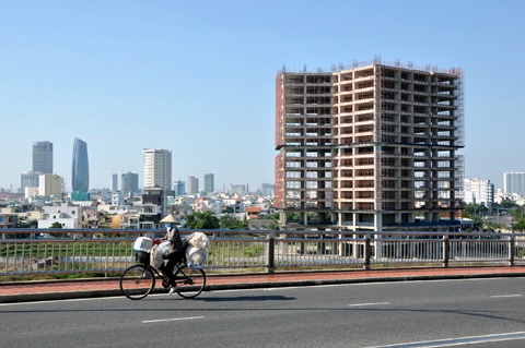 Người dân nghèo gồng lưng mưu sinh nhặt chai bao để sống qua ngày, còn dự án thì trùm mền bỏ hoang.