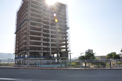 Hết kỳ hoành tráng, phế tích 5 sao chiếm biển Đà Nẵng - 2 Những bộ khung nhà bê tông trơ xương cùng mưa nắng tại các dự án triệu đô.