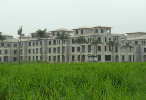 Những dãy biệt thự ma bỏ hoang trong nhiều năm (ảnh: Tuấn Linh)