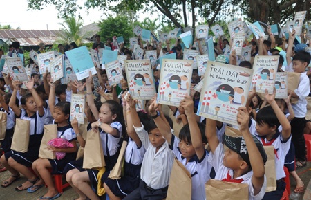 Bayer tài trợ dự án xây dựng cầu tại tỉnh Kiên Giang - 3 Các em học sinh hào hứng với quà tặng sách thiếu nhi “Trái Đất bị làm sao thế?” từ Bayer Việt Nam