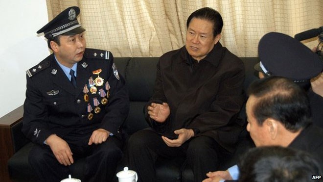 Chu Vĩnh Khang giàu cỡ nào trước khi “ngã ngựa“? - 1 Chu Vĩnh Khang (giữa) thời còn làm lãnh đạo công an.