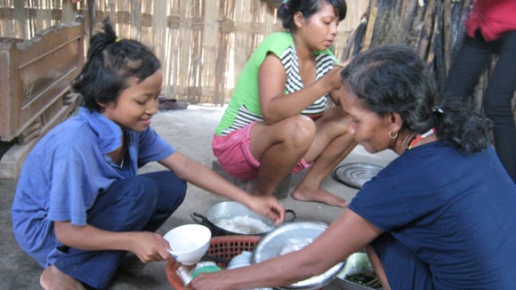 Cô bé "ma cà rồng" khiến cả gia đình khủng hoảng tinh thần - 1 Pi Năng Thị Bưởi và mẹ