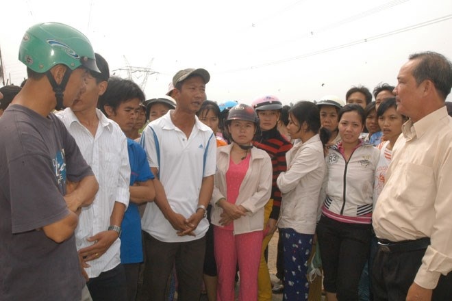 Thảm cảnh từ những ông chủ “tay không bắt giặc” - 1 Hàng trăm CN Cty Vina Haeng Woon Industry bỗng dưng trắng tay khi chủ DN bỏ trốn. Ảnh: Nam Dương