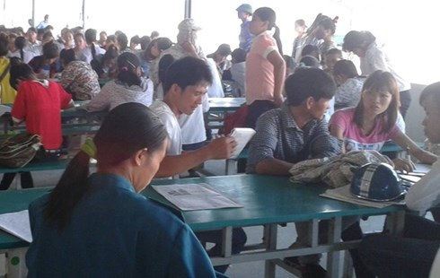 “Bi hài” cử nhân giấu bằng, xin làm... công nhân: Tay không bị chai, mời về! - 1 “Bi hài” cử nhân giấu bằng, xin làm... công nhân: Tay không bị chai, mời về!