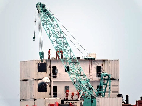 Dân Lý Sơn lên cơn sốt đồ điện tử - 1 Khẩn trương triển khai dự án kéo điện cáp ngầm trên đảo Lý Sơn.