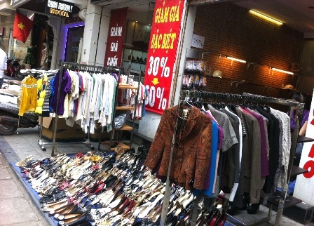 Các bà, các chị ở quê rủ nhau ra Hà Nội mua hàng khuyến mãi