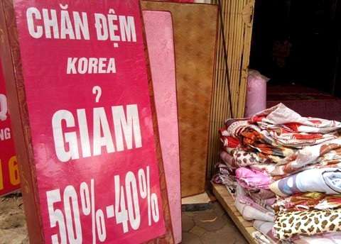 Các bà, các chị ở quê rủ nhau ra Hà Nội mua hàng khuyến mãi