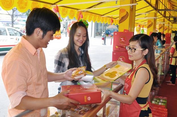 Thị trường Trung thu: Cao điểm tăng sức mua, vượt lượng bán - 2 Bánh Trung thu “nhuộm đỏ” phố phường