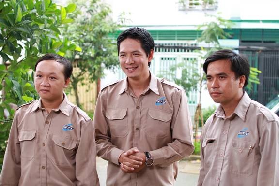 Bình Minh làm đại sứ thương hiệu HTVC - 1 Hình ảnh Bình Minh dí dỏm, vui vẻ trong trang phục nhân viên kỹ thuật