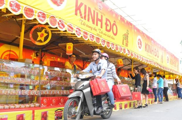 Thị trường Trung thu: Cao điểm tăng sức mua, vượt lượng bán - 1 Bánh Trung thu “nhuộm đỏ” phố phường