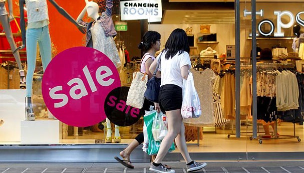 Mặc sành điệu, mặt dày phấn mới được mua hàng hiệu? - 1 Mặc sành điệu, mặt dày phấn mới được mua hàng hiệu?