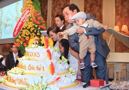 Chuyện những người “bỗng dưng” thừa kế nghìn tỷ ở Việt Nam - 2 Tiệc thôi nôi đình đám của con trai Dũng lò vôi.
