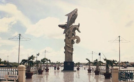 Tượng đài cá Basa tại Châu Đốc. Ảnh: