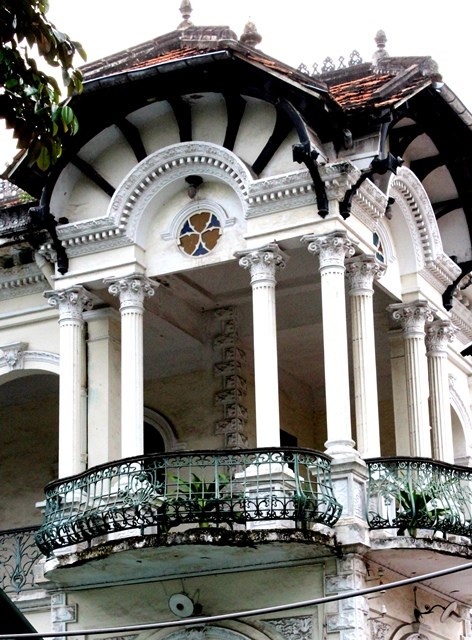 Bao lơn, cửa sổ và tất cả các chi tiết trang trí đều dùng sắt Tây nguyên dạng từ Pháp