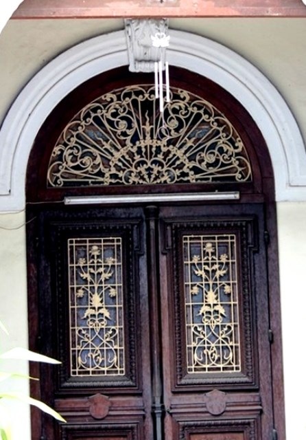 Một khung cửa bằng gỗ quý lên màu rất đẹp của tòa biệt thự