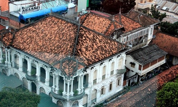  Mái nhà với hệ thống cột thu sét