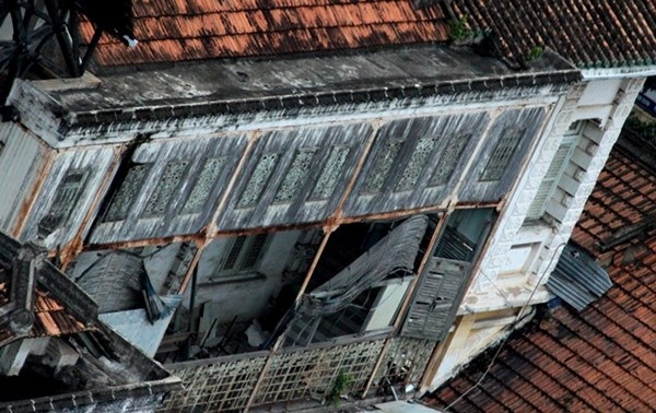 Một góc khá bừa bộn, cũ kỹ của căn biệt thự