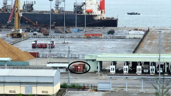 Lô hàng 7.000 lít dầu biến thế nhiễm hóa chất siêu độc PCB vẫn nằm tại cảng Cái Lân. Ảnh: Đỗ Hoàng