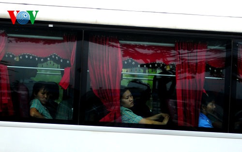 Trong căn phòng tối om, Yến chỉ biết giải trí bằng chiếc điện thoại di động.