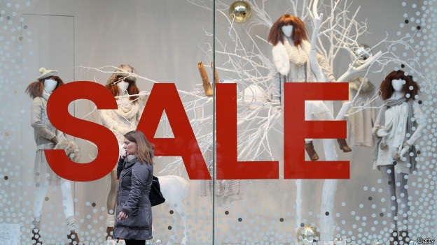 Kinh tế châu Âu điêu đứng vì "đấu" với Nga - 1 Nhiều cửa hàng ở châu Âu hạ giá bán do sức mua ngày càng giảm