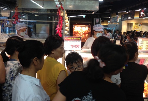 Một con gà quay chỉ có 70.000 đồng. (Ảnh:D.Anh)