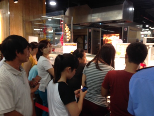 Chờ đợi, chen lấn hàng tiếng đồng hồ mới mua được một con gà. (Ảnh:D.Anh)