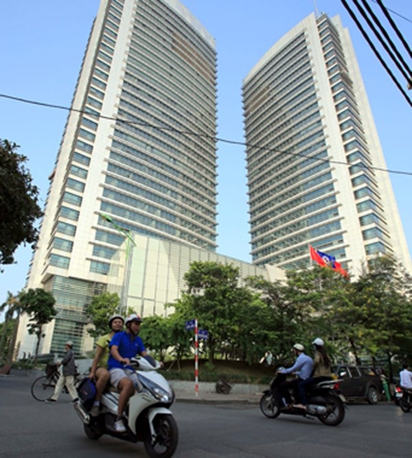 Các tập đoàn phải khai cả thu nhập ngoài lương của lãnh đạo - 1 Mức lương 2013 của lãnh đạo ngành điện được coi là cao (ảnh trụ sở EVN). ảnh: Như Ý