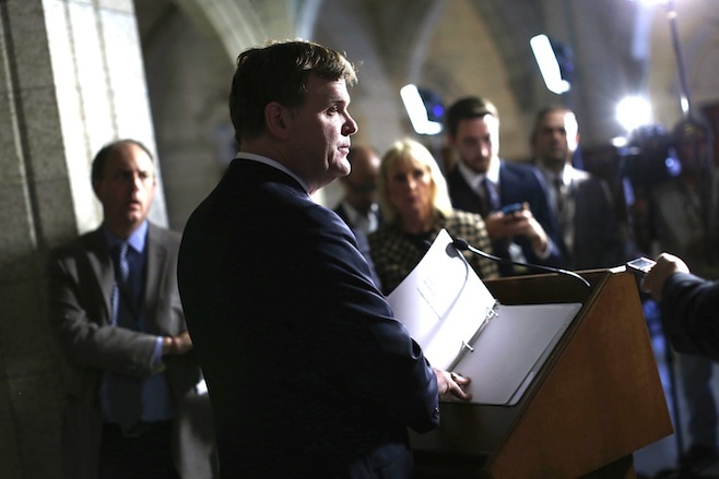 Canada "lặng lẽ" xóa tên 2 ngân hàng Nga "nhầm lẫn" trên danh sách trừng phạt - 1 Ngoại trưởng Canada John Baird
