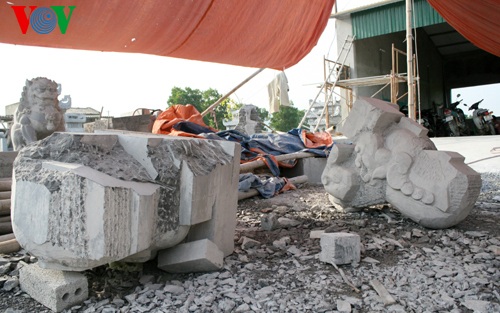 Ế như sư tử đá kiểu Trung Quốc tại làng đá Ninh Vân - 3 Cặp sư tử đá Trung Quốc của cơ sở sản xuất đá mỹ nghệ Định Hương sẽ không bao giờ được hoàn thiện