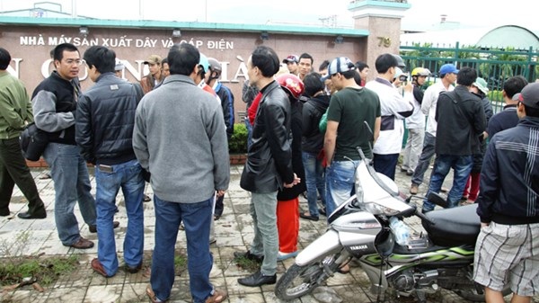 "Ông hội đồng" Trương Vĩ Kiến và những dự án tai tiếng - 1 Người dân nhiều lần tụ tập trước trụ sở Cty Tân Cường Thành đòi sổ đỏ. Ảnh: Thanh Trần
