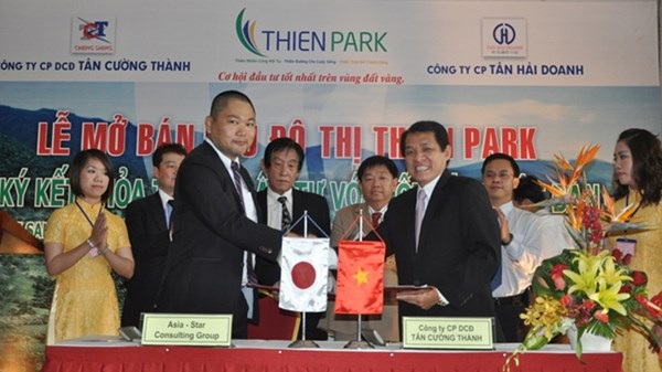 Ông Trương Vĩ Kiến (người bên phải) tại lễ mở bán khu đô thị Thien Park ở Đà Nẵng