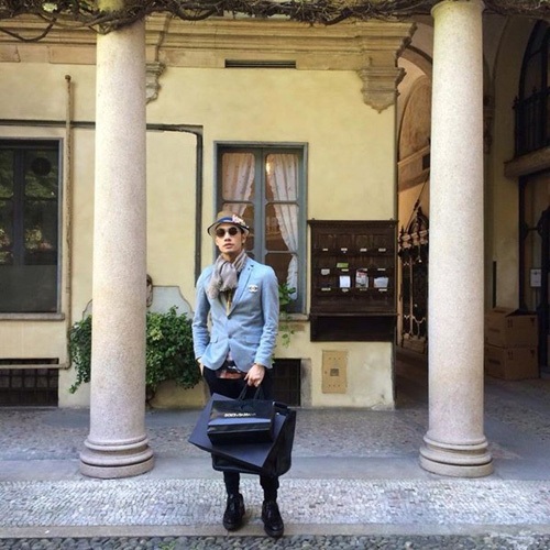 Lý Quý Khánh luôn được chú ý bởi các bộ trang phục hàng hiệu khoác lên người