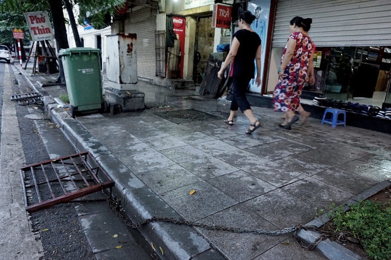 Cầu dẫn xe máy được khóa bằng dây xích trên phố Đinh Tiên Hoàng đoạn đối diện với Hồ Gươm.