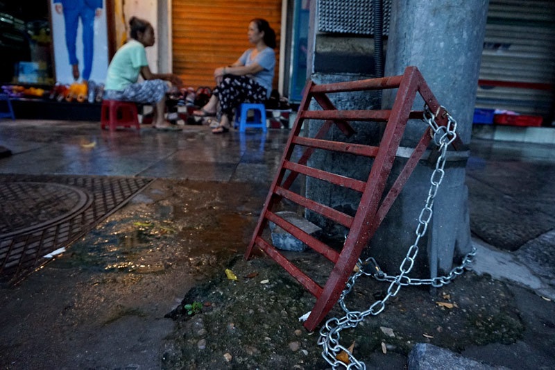 Chiếc cầu dẫn khác được khóa bằng sợi xích sắt quanh cột điện cũng trên phố Đinh Tiên Hoàng. Tiền mua chiếc cầu dẫn này có lẽ còn ít hơn tiền sắm sợi xích và ổ khóa.