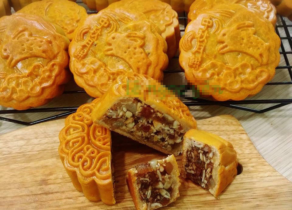 Mỗi năm làm thêm 1 tháng: Chị gái công sở thu 200 triệu - 4 Vì không có chất bảo quản nên bánh có hạn sử dụng ngắn, khách hàng mua về thường phải ăn ngay