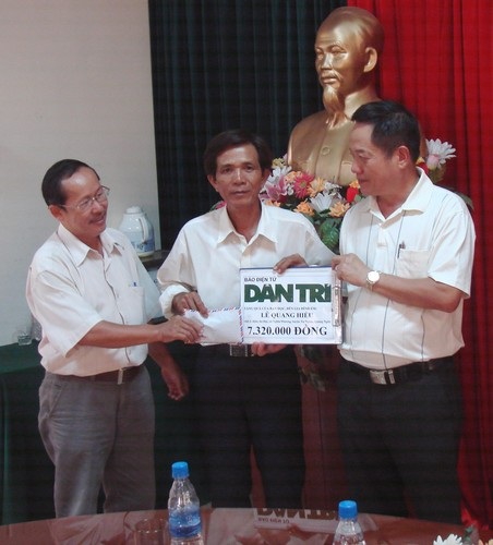 Quà của bạn đọc đến với gia đình tân SV Lê Quang Hiếu - 1
