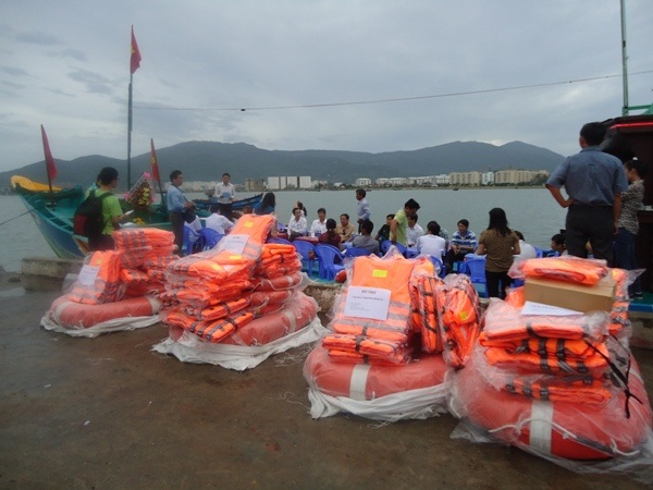 Hỗ trợ phao cứu sinh để ngư dân yên tâm bám biển Hoàng Sa