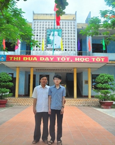 Em Nguyễn Anh Tuấn và thầy Hiệu trưởng