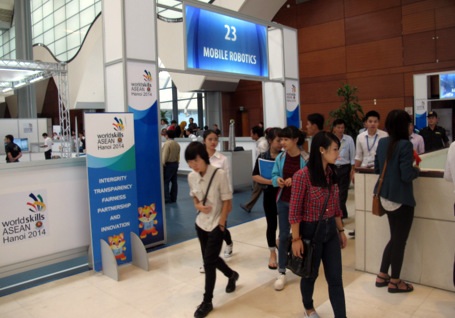 Đông đảo học sinh các trường THPT Hà Nội tới tham quan