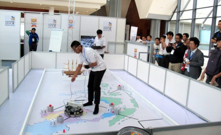 Các thí sinh đang hào hứng thi môn Robot di động