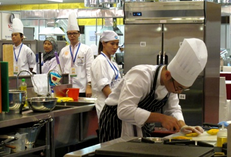 Các thí sinh đang gấp rút thực hiện bài thi môn nấu ăn