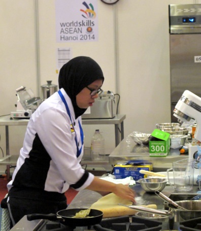 Nữ thí sinh môn nấu ăn thực hiện khá thành thục nội dung thi