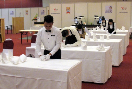 Tại tầng 1, các thí sinh môn dịch vụ nhà hàng đang thực hiện nội dung gấp khăn.