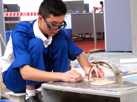 Cạnh đó, không khí làm việc khẩn trương của môn thi ốp lát tường và sàn